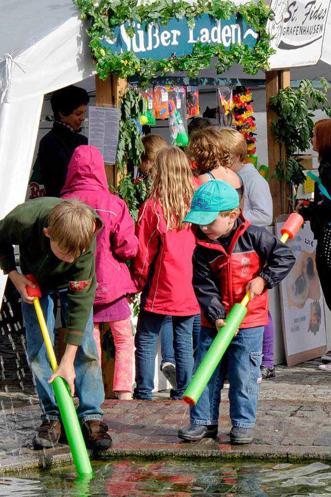 Der große Renner beim diesjährigen Dorffest waren die „Watershooter“ mit Powerstrahl, die es beim katholischen Kirchenchor gab. Der große Renner beim diesjährigen Dorffest waren die „Watershooter“ mit Powerstrahl, die es beim katholischen Kirchenchor gab.