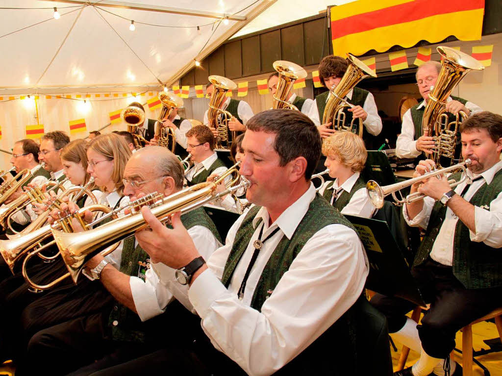 In den Festzelten wurde viel Musik präsentiert: Zu Gast bei der Trachtenkapelle Grafenhausen waren die "Varnhalter Winzerbuben" In den Festzelten wurde viel Musik präsentiert: Zu Gast bei der Trachtenkapelle Grafenhausen waren die "Varnhalter Winzerbuben"