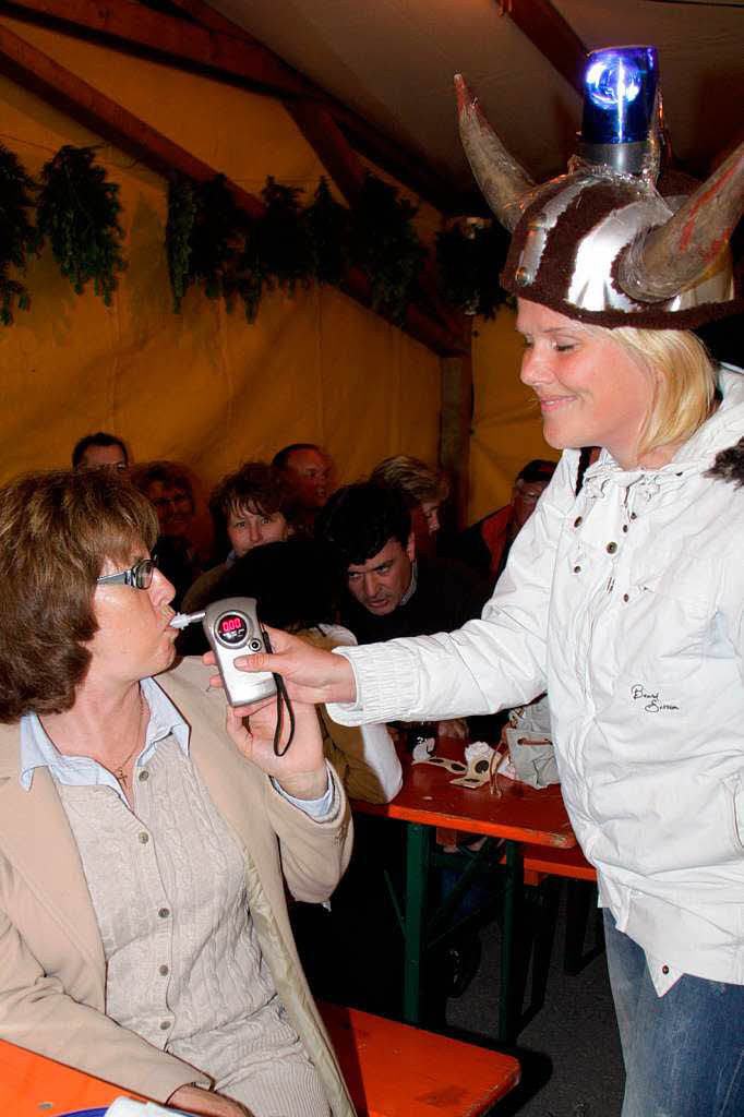 Mitglieder vom Bereichsnotarztverein waren in den Zelten und Buden unterwegs und boten einen Alkoholtest an Mitglieder vom Bereichsnotarztverein waren in den Zelten und Buden unterwegs und boten einen Alkoholtest an