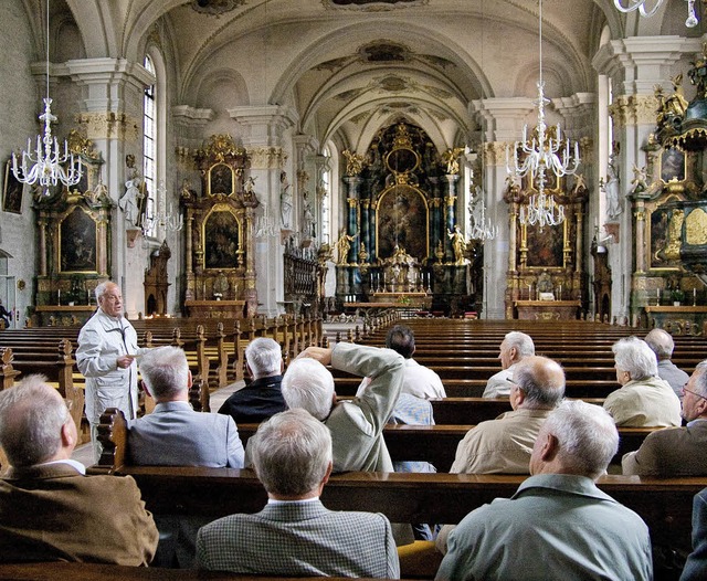 Die Altbrgermeister beiderseits des R...rrkirche St. Margarethen beeindruckt.   | Foto: Hagen Schnherr