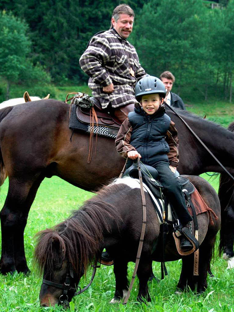Geduldig warteten Pferde, Ponys und Reiter auf das Ende des Festgottesdienstes, um sich dann für die Prozession zu formieren. Geduldig warteten Pferde, Ponys und Reiter auf das Ende des Festgottesdienstes, um sich dann für die Prozession zu formieren.