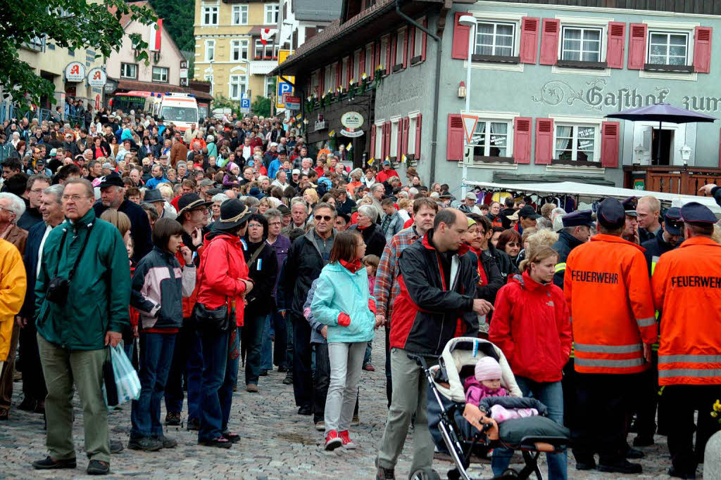 Die Segnung der rund 190 Pferde wollten sich die Zuschauer nicht entgehen lassen, und sie strömten zur St. Nikolauskirche. Die Segnung der rund 190 Pferde wollten sich die Zuschauer nicht entgehen lassen, und sie strömten zur St. Nikolauskirche.