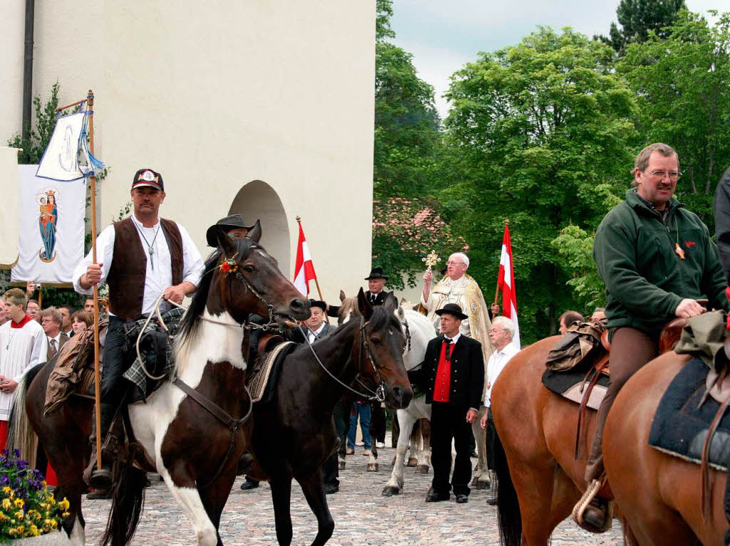 Fridolin Matt segnete hoch zu Ross die vor ihm vorbeimarschierenden Pferde an der St. Nikolauskirche. Fridolin Matt segnete hoch zu Ross die vor ihm vorbeimarschierenden Pferde an der St. Nikolauskirche.