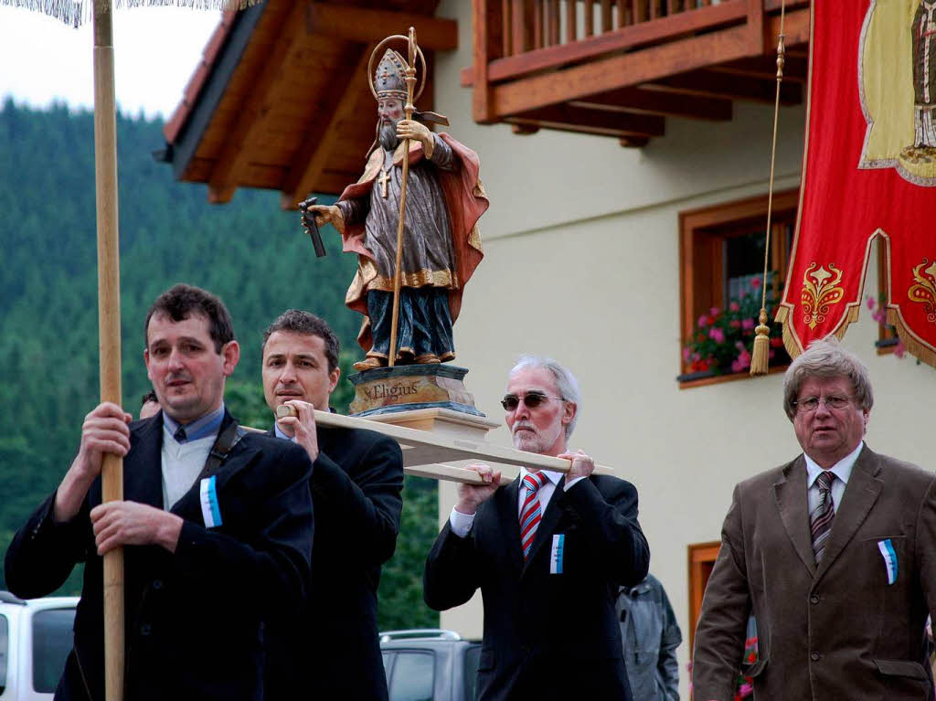 Die Statue des Eulogius wurde getragen. Bürgermeister Reinhard Feser (zweiter von links) legte selbst Hand an. Die Statue des Eulogius wurde getragen. Bürgermeister Reinhard Feser (zweiter von links) legte selbst Hand an.