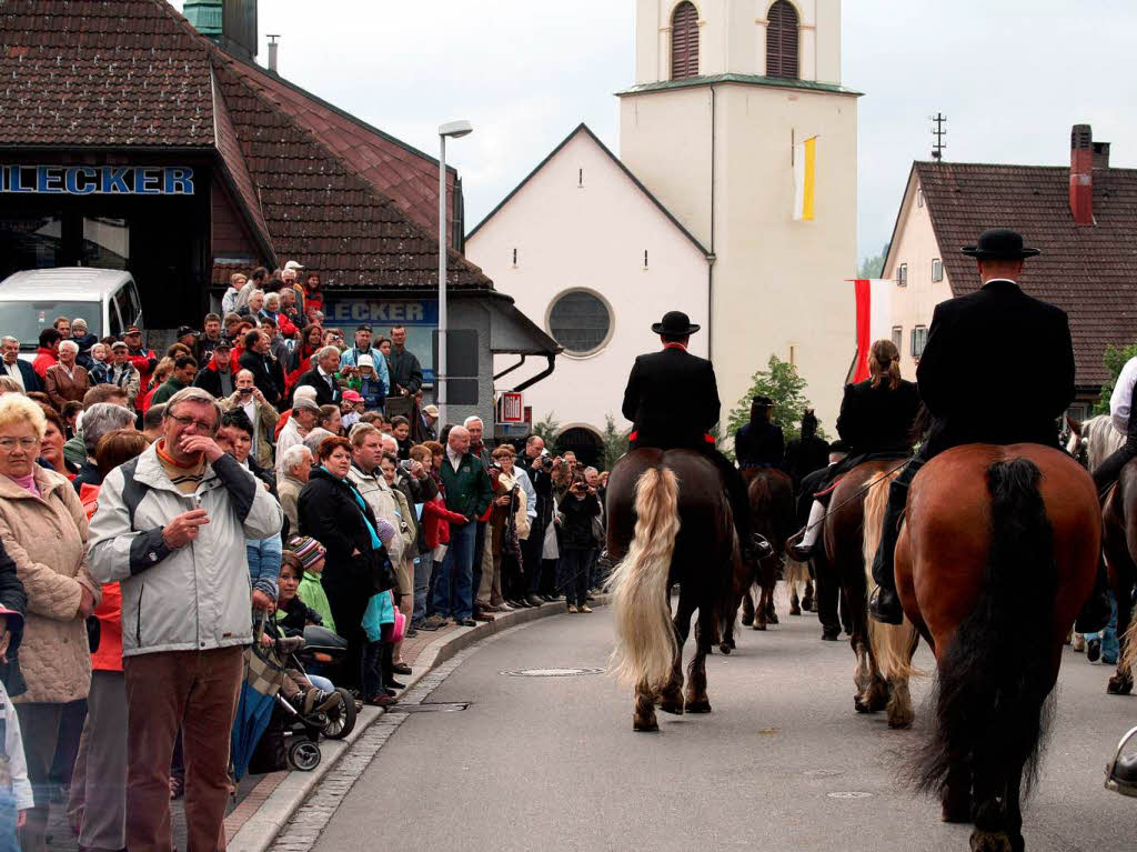 Der St. Eulogi-Ritt in Lenzkirch lockt auch bei schlechter Witterung zahlreiche Menschen aus nah und fern an. Der St. Eulogi-Ritt in Lenzkirch lockt auch bei schlechter Witterung zahlreiche Menschen aus nah und fern an.