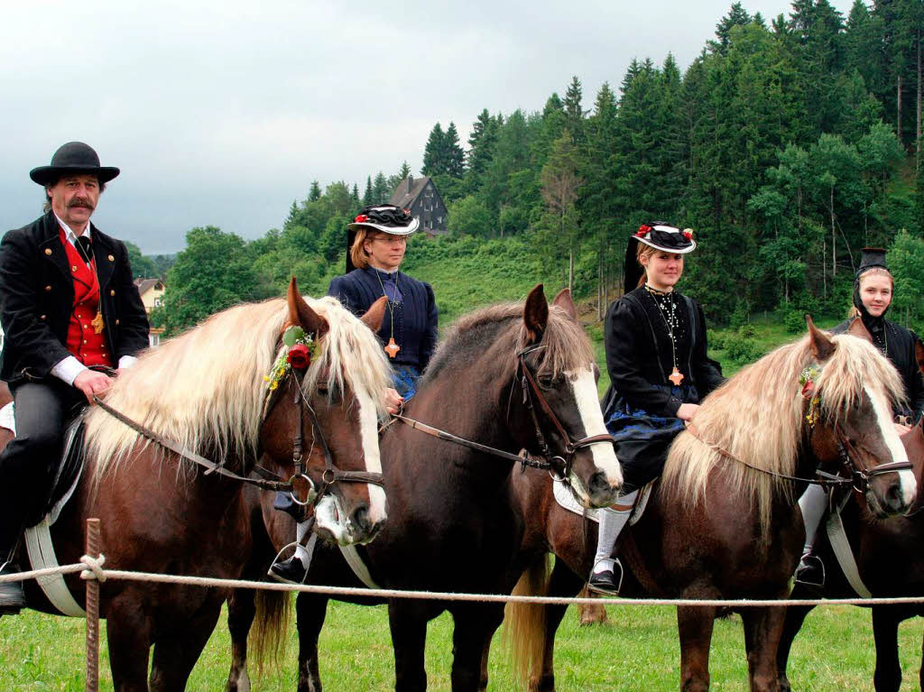 Immer wieder ein herrliches Bild: Reiter und Reiterinnnen in Tracht auf Schwarzwälder Füchsen. Immer wieder ein herrliches Bild: Reiter und Reiterinnnen in Tracht auf Schwarzwälder Füchsen.