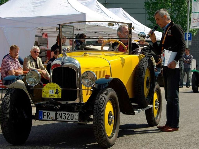 Regio Moto Classica: Moderator Manfred... Ausfahrt-Teilnehmern eine gute Fahrt.  | Foto: hr