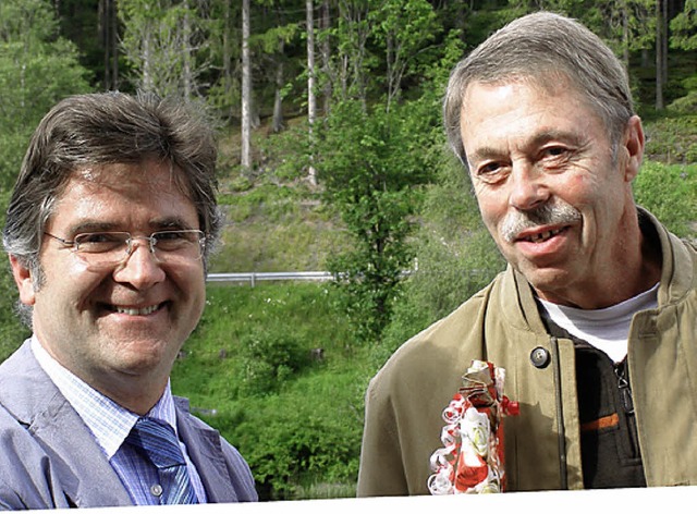 Brgermeister Clemens Hensler (links) verabschiedet Roland Weier.   | Foto: liane schilling
