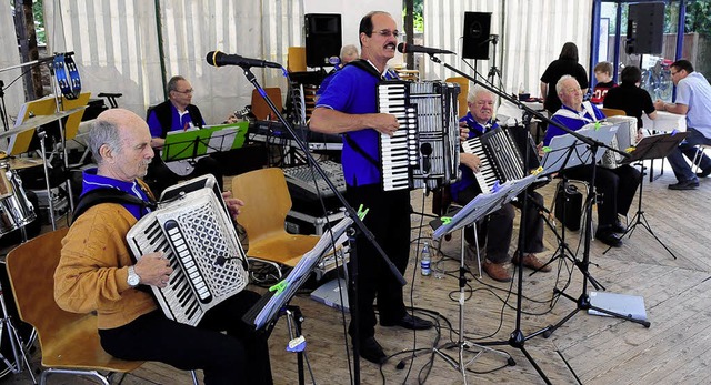 Gute Unterhaltung  boten die Seniorena...Wylerter Dorffest gestern Nachmittag.   | Foto: wolfgang knstle