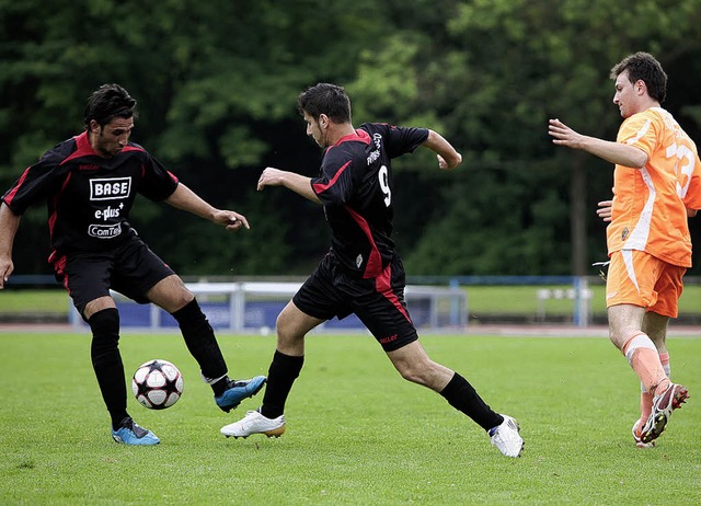 Mit Feuereifer am Ball &#8211; trkisc...schlandfinale im Dammenmhle-Stadion.   | Foto: christoph breithaupt