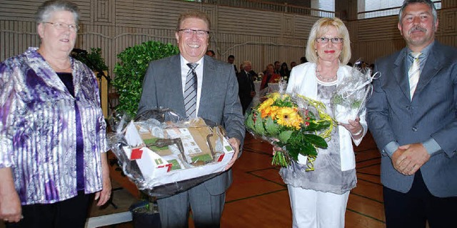 Der Brgermeister feiert Dienstjubilu...er, Ingrid Bugger und Wolfang Eckert.   | Foto: Ralf Staub