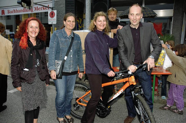 Margit Ltte (zweite von rechts) gewan...nd Joachim Schlageter freuen sich mit.  | Foto: Heinz Vollmar