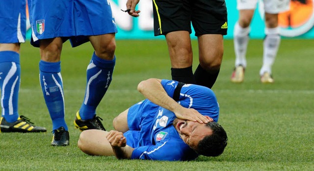 Gianluca Zambrotta am Boden: Gegen die...n nicht ber ein Unentschieden hinaus.  | Foto: dpa