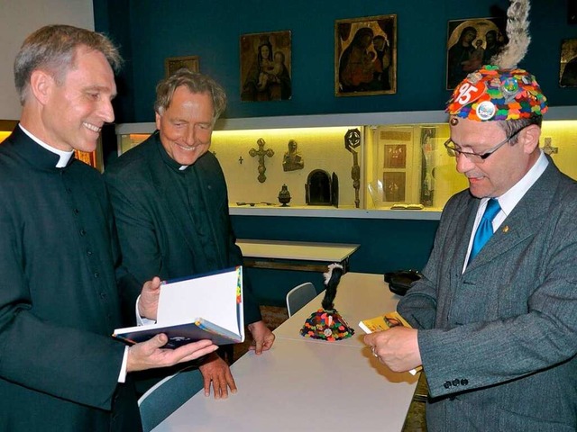 Papstsekretr Georg Gnswein und Dompfarrer Claudius Stoffel (von links) in Rom  | Foto: Joachim Rderer