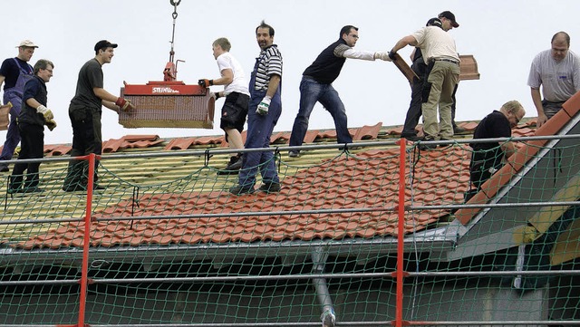 Alle packen in Rotzel mit an, wie hier...i der Dacheindeckung des Brgerhauses.  | Foto: werner probst
