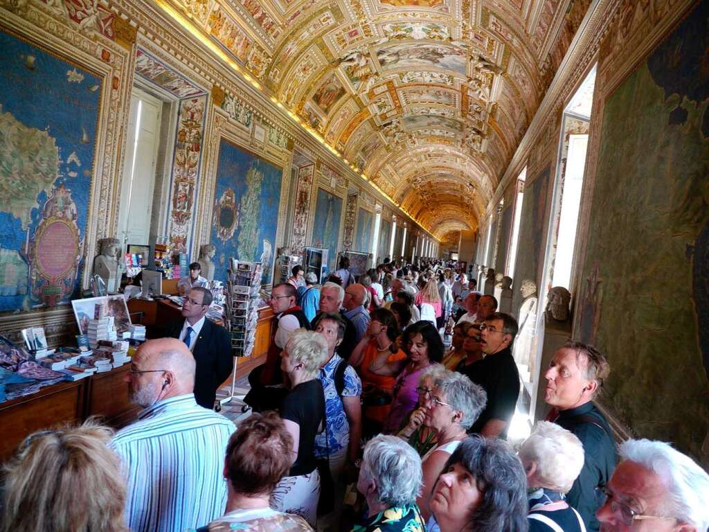 Bildung muss sein: Die Fasnetrufer in den Vatikanischen Museen.