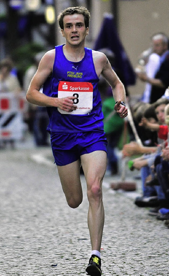 Nils Schallner (PTSV Jahn Freiburg) gewinnt den zweiten  Emmendinger Stadtlauf.   | Foto: Hermann Murst