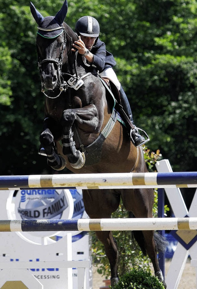 Armin Schfer und sein Pferd weisen Sprungkraft nach.   | Foto: Fotos: Faruk nver