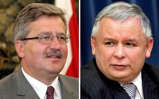 Die beiden Rivalen: Bronislaw Komorowski und Jaroslaw Kaczynski.  | Foto: dpa