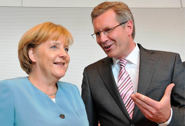 Merkel und Wulff bei der Prsentation ...ftskandidaten in der CDU/CSU-Fraktion.  | Foto: ddp