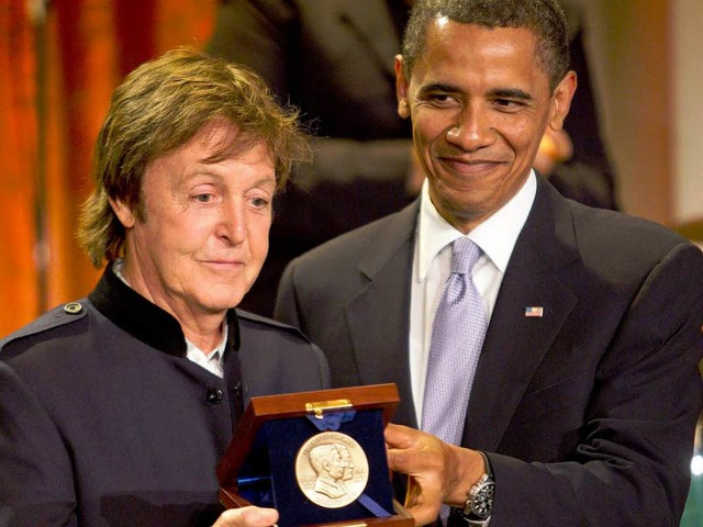 Paul McCartney mit Barack Obama bei der Preisverleihung.  | Foto: dpa
