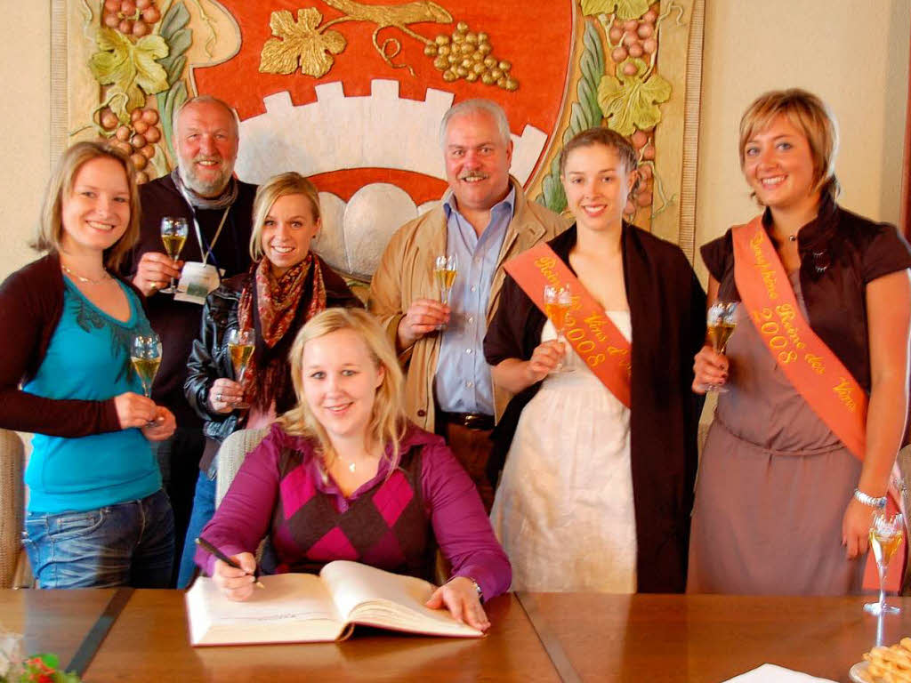 Die Weinhoheiten kamen zum Eintrag ins Goldene Buch ins Rathaus. Die Weinhoheiten kamen zum Eintrag ins Goldene Buch ins Rathaus.
