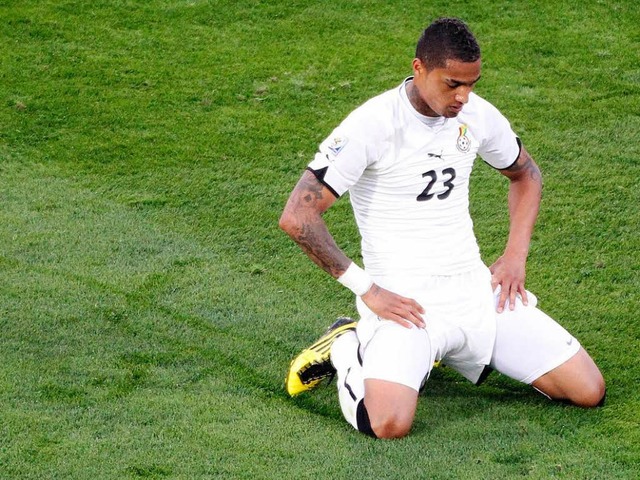 Kevin Prince Boateng tritt mit seinen .... Ob er danach auch auf die Knie geht?  | Foto: dpa