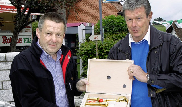 Brgermeister Erich Kiefer (rechts) wu...den Braumeister Roland Gut berreichte  | Foto: Chris Seifried