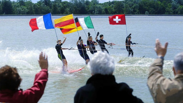 Die Flaggenparade kommt bei den Zuschauern gut an.   | Foto: Wolfgang Knstle