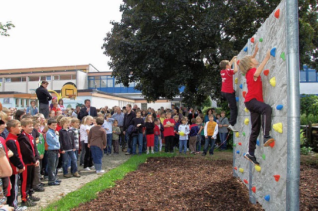 Da sind die Kinder mit Begeisterung da...n wird knftig eifrig Klettern gebt!   | Foto: Pia Grttinger