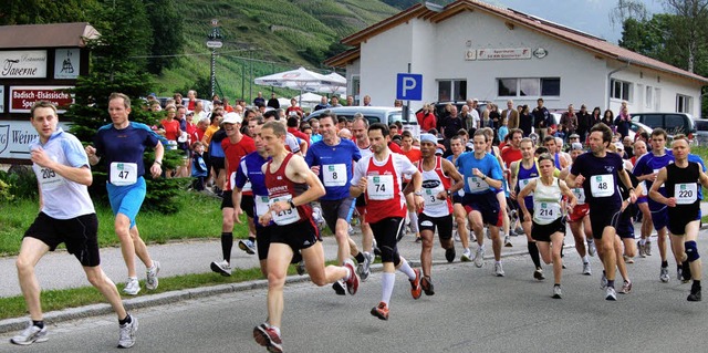 Das Feld startete vom neuen Vereinsheim des Sportvereins Rot-Wei aus.   | Foto: Christian Ringwald