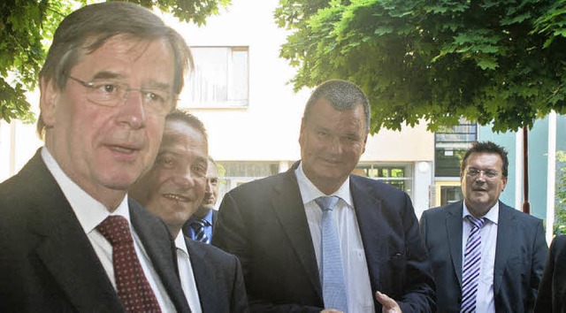 Finanzminister Willi Stchele (links) ...ster Lage war die Begrung humorvoll.  | Foto: Gerda Oswald