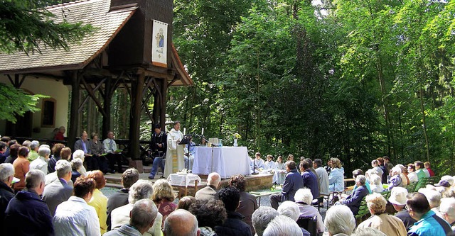 Gottesdienst auf dem Platz vor der Brudertal-Kapelle   | Foto: Alfons Vgele