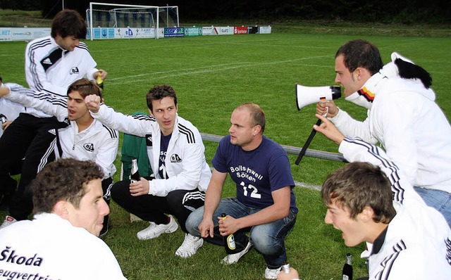 Glckliche Spieler und Fans sah man am Sonntag Abend in Bollschweil.  | Foto: Silvia Faller