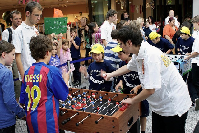 Fast so lautstark wie die echten WM-St...ischkicker von ihren Fans angefeuert.   | Foto: Privat