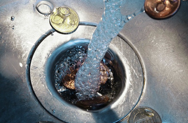 Die Abwassergebhr bekommt in Kehl eine andere Grundlage.  | Foto: dpa