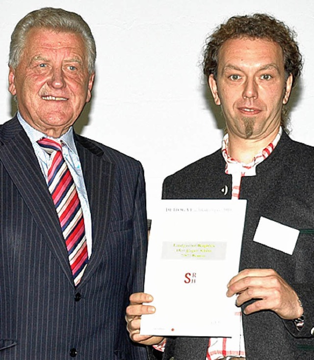 Wirtschaftsminister Ernst Pfister (lin...e Hotelier Jrgen Schn eine Urkunde.   | Foto: privat