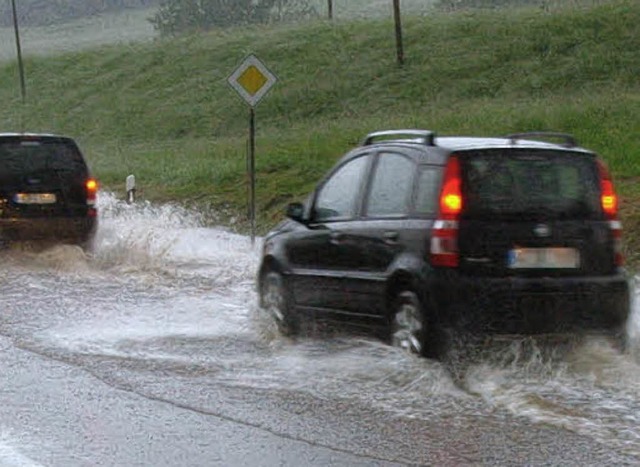 Da gab es fr Autofahrer fast kein Dur...sich das Wasser gefhrlich angestaut.   | Foto: kon