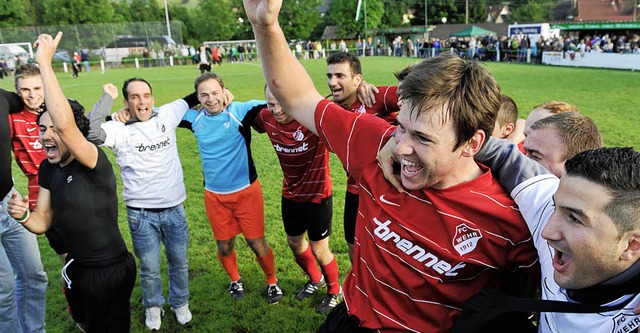 Es war schon Sonntag, als die Kicker d...n noch bei der Feuerwehr im Festzelt.   | Foto: patrick Seeger