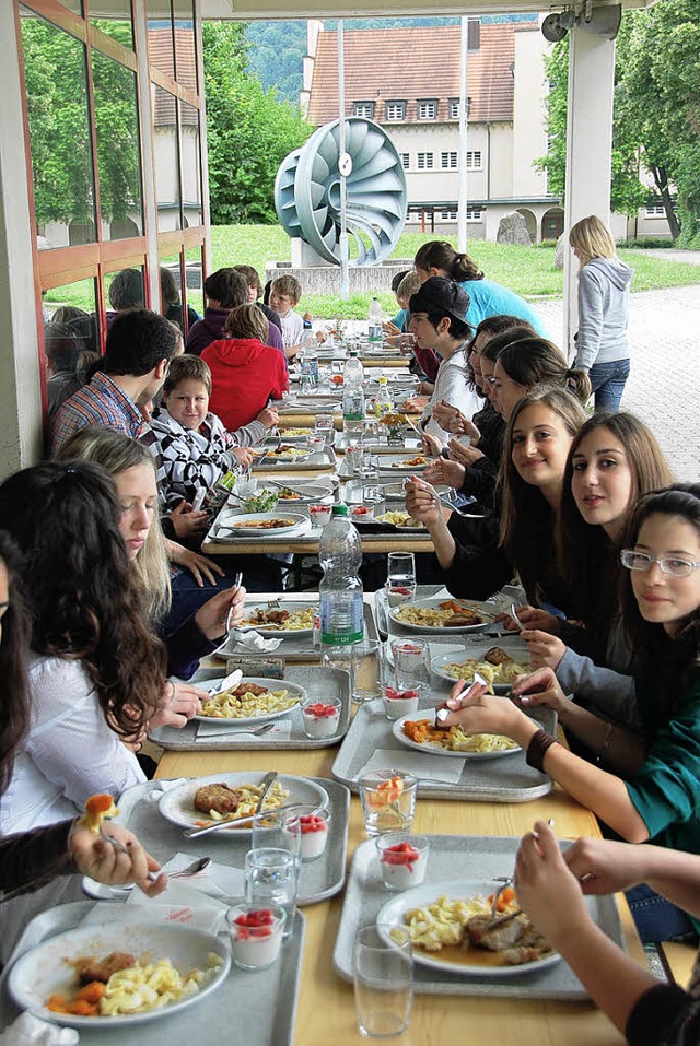 Eine Woche gibt&#8217;s  die Mittagsve...ng an der Hans-Thoma-Schule&#8197;...   | Foto: Hrvoje Miloslavic