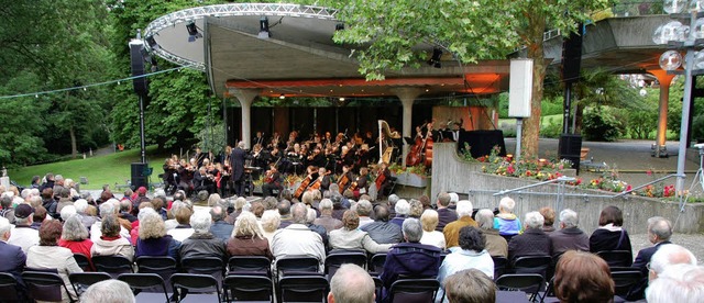 Trotz Klte: In der Konzertmuschel beg...t das Markgrfler Symphonieorchester    | Foto: Sigrid Umiger