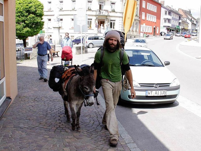 In Bonndorf hat Michael Leiggener die ... seines Esels Jakob reparieren lassen.  | Foto: Sebastian Barthmes