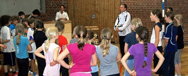 Volleyballtrainer Daniel Raabe (rechts... die neue Dynamik im Sportunterricht.   | Foto: Uwe Rogowski