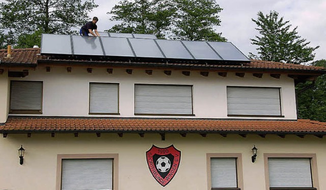 Marc Resch installiert Solarmodule.   | Foto: em