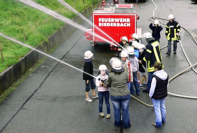 Angriff aus drei Rohren: Grundschler ...den Angriff auf ein imaginres Feuer.   | Foto: Kurt Meier