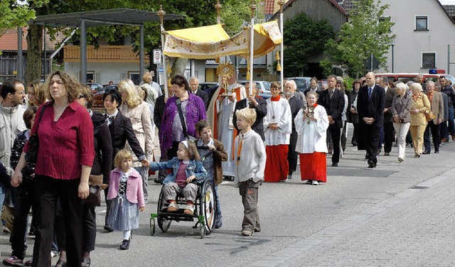 Mit einer feierlichen Prozession gedac...ntag ihres Schutzpatrons St. Achatius.  | Foto: Jrgen Schweizer