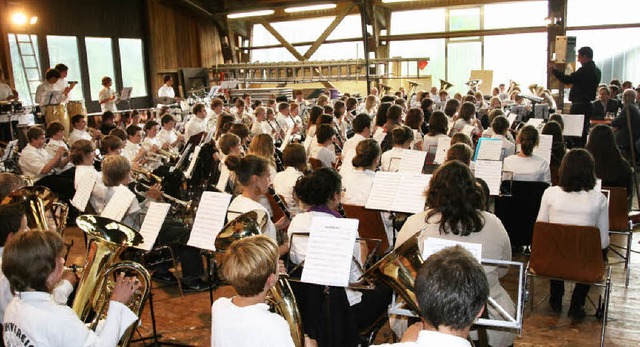 140 Jungmusiker bildeten einen eindrucksvollen Klangkrper.  | Foto: Eberhard Kopp
