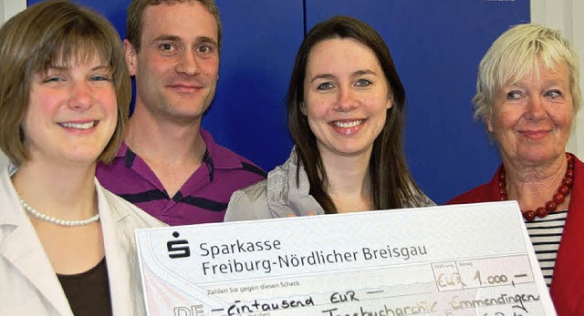ber die Spende in Hhe von 1000 Euro ...Kassiererin Diana Leske (von rechts).   | Foto: sylvia-karina jahn