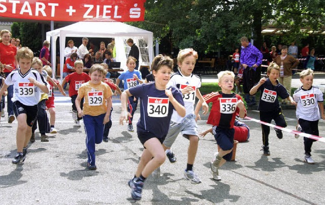 Mit Elan gingen die jungen Teilnehmer ...laufes in  Weisweil auf die Strecke.    | Foto: Ilona Hge