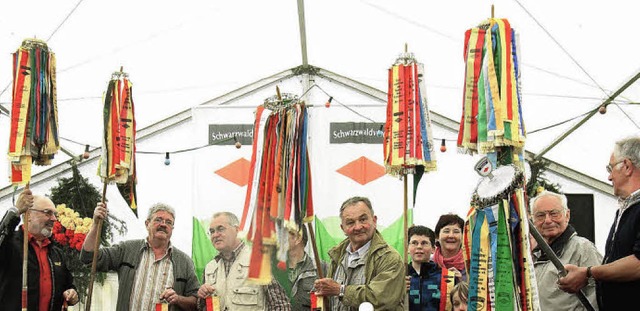 Nach der Sternwanderung haben die Orts...nen Wimpel mehr am &#8222;Baum&#8220;.  | Foto: helmut hringer